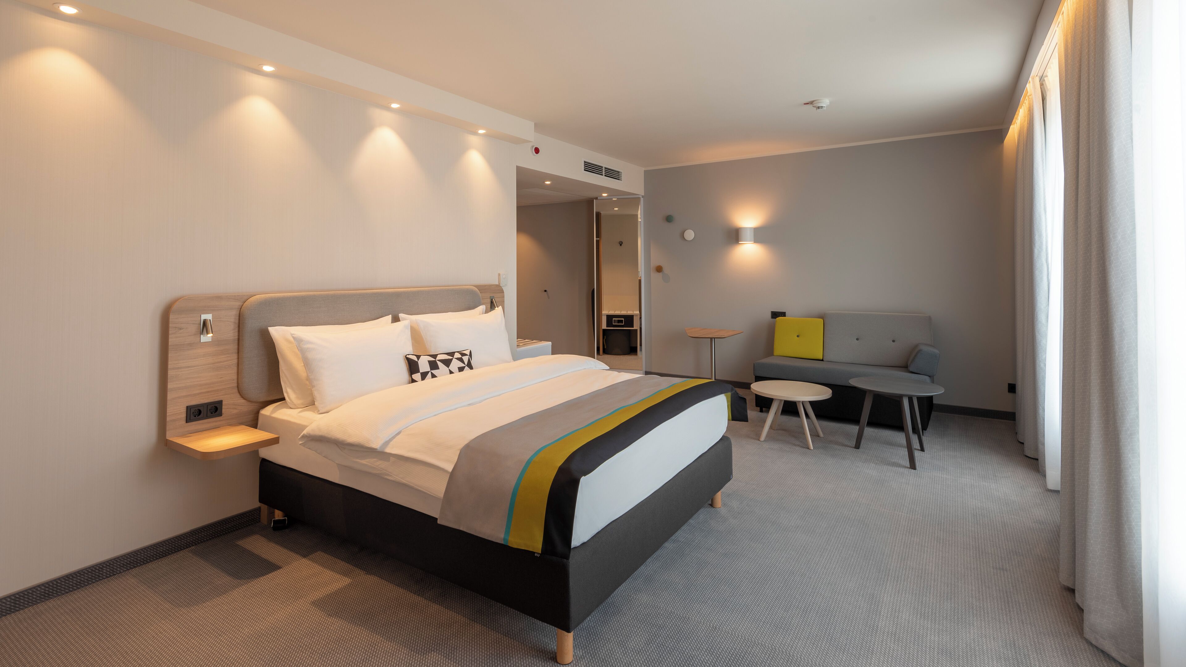 Quarto standard, 1 cama Queen e sofá-cama | Cofres nos quartos, escrivaninha, cortinas blackout