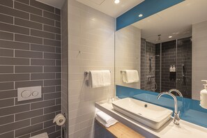 Een douche, een haardroger, handdoeken, zeep