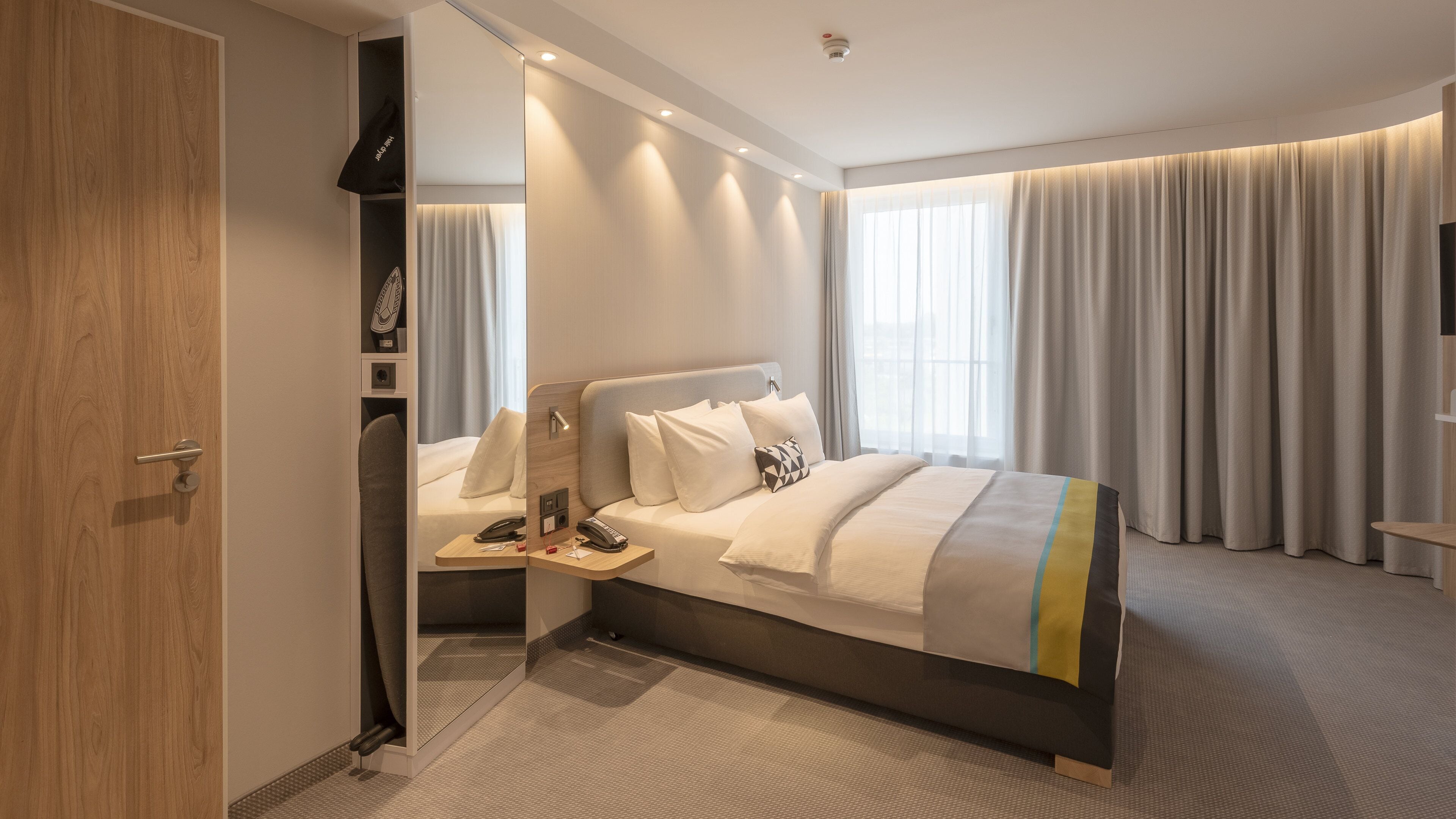 standard room, 1 queen bed, mobility accessible (mobility, roll-in shower) | 1 bedroom, in-room safe, desk, blackout curtains