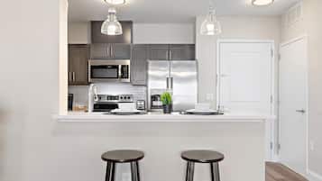 Geladeira, micro-ondas, fogão, cooktop