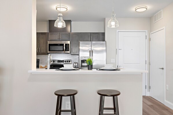 Jääkaappi, mikroaaltouuni, uuni, liesi