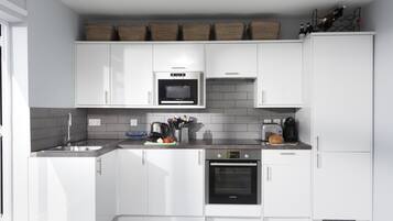 Een koelkast, een microgolfoven, een oven, een kookplaat