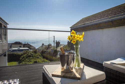Mousehole View -  Pet Friendly - Sea Views - Free WiFi & Parking
