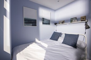 2 bedrooms, desk, iron/ironing board, Internet