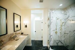 Dusch, hårtork, handdukar och tvål