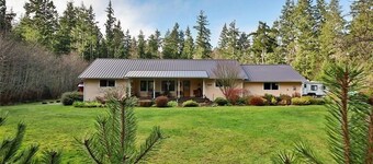 Farmhouse Style In The Woods With Private Trail