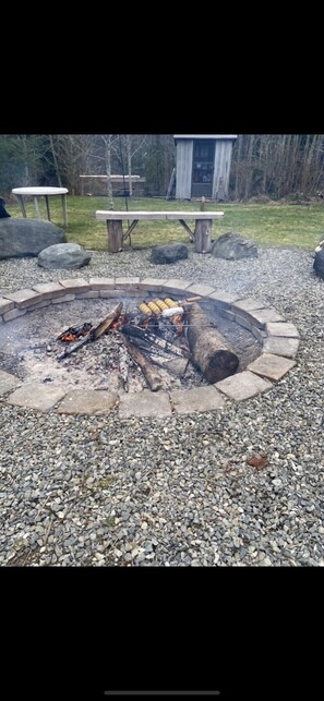 Property grounds - Farmhouse Style In The Woods With Private Trail (Greenbank)