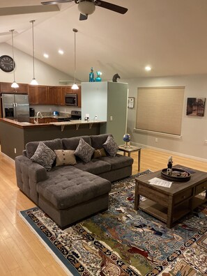 Living area - Farmhouse Style In The Woods With Private Trail (Greenbank)