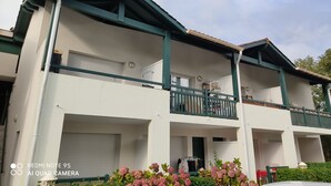 Een gebouw met twee verdiepingen, inclusief een balkon op de bovenste etage.