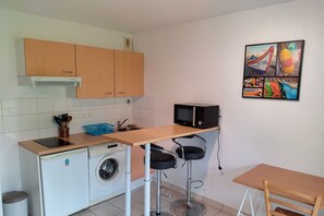 Refrigerador, microondas, parrilla de estufa y cafetera y tetera 