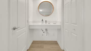 Een douche, een haardroger, handdoeken, zeep