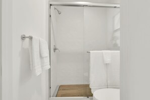 Dusche, Haartrockner, Handtücher, Seife