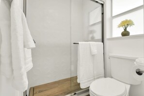 Doccia, asciugacapelli, asciugamani, sapone