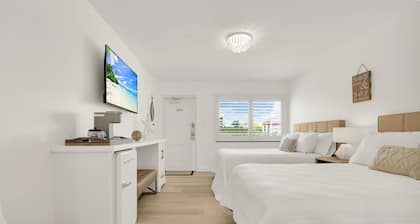 Boutique Hotel 2 double beds with POOL, LOCATION! 1 block to BEACH/Restaurants