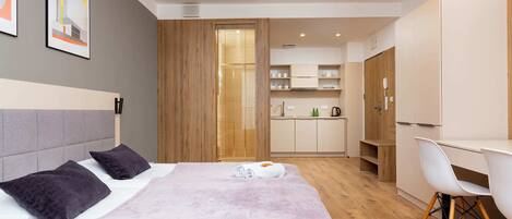 Desk, iron/ironing board, WiFi, bed sheets