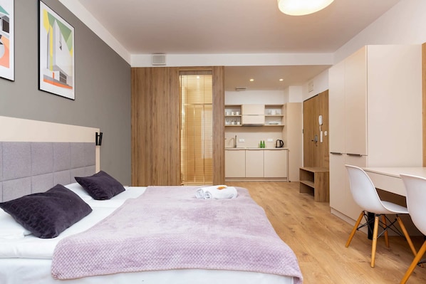 Desk, iron/ironing board, WiFi, bed sheets