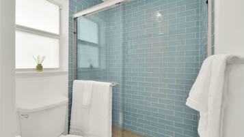 Douche, sĂšche-cheveux, serviettes fournies, savon