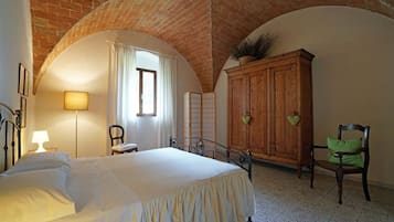 2 Schlafzimmer, Schreibtisch, Bügeleisen/Bügelbrett, Reisekinderbett