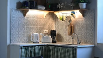 Réfrigérateur, micro-ondes, plaque de cuisson, cafetiÚre/bouilloire