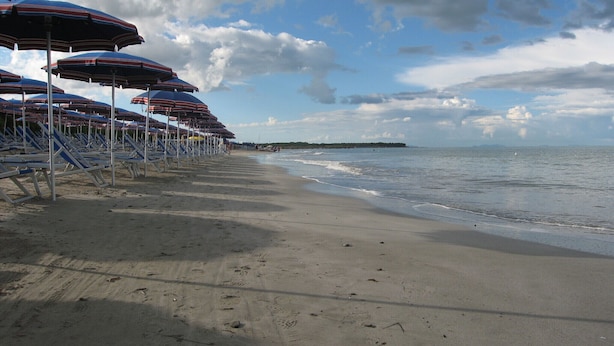 A beach with rows of beach chairs and umbrellas, a sandy shore, and the ocean in the background. - Bella Valle 3 Campagna, Relax in Giardino, Mare a 2 km e la Toscana Tuta Intorno (Toscana)