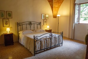 2 Schlafzimmer, Schreibtisch, Bügeleisen/Bügelbrett, Reisekinderbett