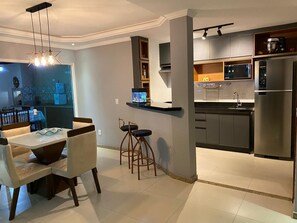 Geladeira, micro-ondas, fogão, cooktop
