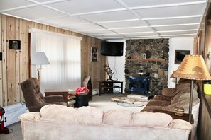 Smart-TV, Kamin, DVD-Player, Bücher