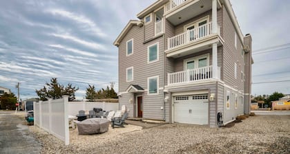 Beachside 8BR âą 1 Block from Ocean âą Welcoming Visitors for the 2026 World Cup!