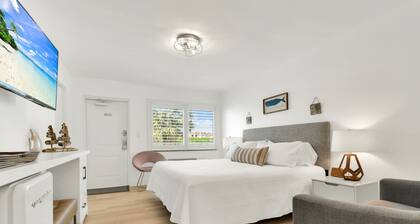 Boutique Hotel King room w/ POOL, LOCATION! Walk to BEACH/Restaurants/Nightlife