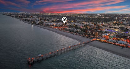 Boutique Hotel King room w/ POOL, LOCATION! Walk to BEACH/Restaurants/Nightlife