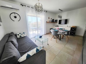 Smart TV - T3 sea view - beach & pool with all comforts (Linguizzetta)