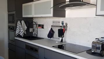 Kühlschrank, Mikrowelle, Ofen, Herdplatte