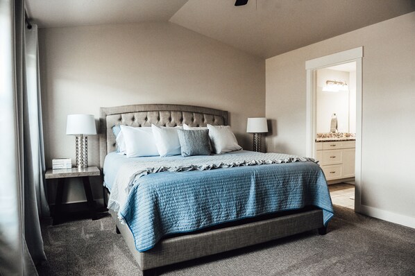 3 bedrooms, desk, iron/ironing board, travel crib