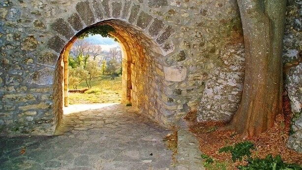 A stone archway leading to a pathway surrounded by trees. - Vacation villa with private pool Lussan (near Uzès) (Lussan)