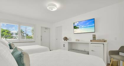 Boutique Hotel 2 Double Beds 1 block to the beach!
