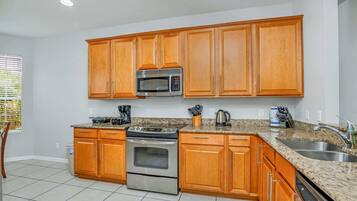 House (5 Bedrooms) | Private kitchen | Microwave, stovetop, dishwasher, cookware/dishes/utensils