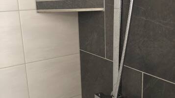 Douche, sĂšche-cheveux, serviettes fournies, savon