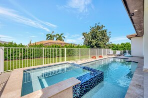 Een buitenzwembad en een verwarmd zwembad