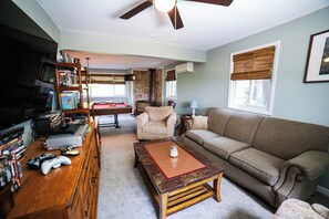 Smart-TV, Kamin, Videospiele, DVD-Player