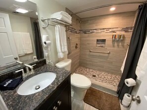 Shower, hair dryer, towels, soap - Windjammer! Pro Cleaned, Self Check In Sleeps 8 (Racine)