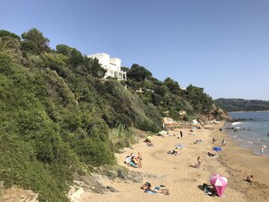 Vlak bij het strand, ligstoelen