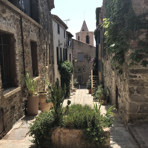 Modern, air-conditioned 2-bed duplex apt with beautiful private terrace & garden