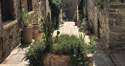 Modern, air-conditioned 2-bed duplex apt with beautiful private terrace & garden