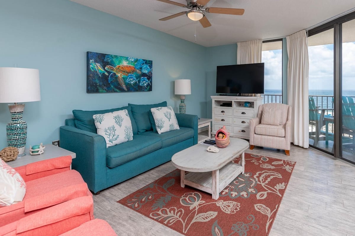 Condo, 3 Bedrooms | Ruang tamu | 36 inci televisyen dengan digital