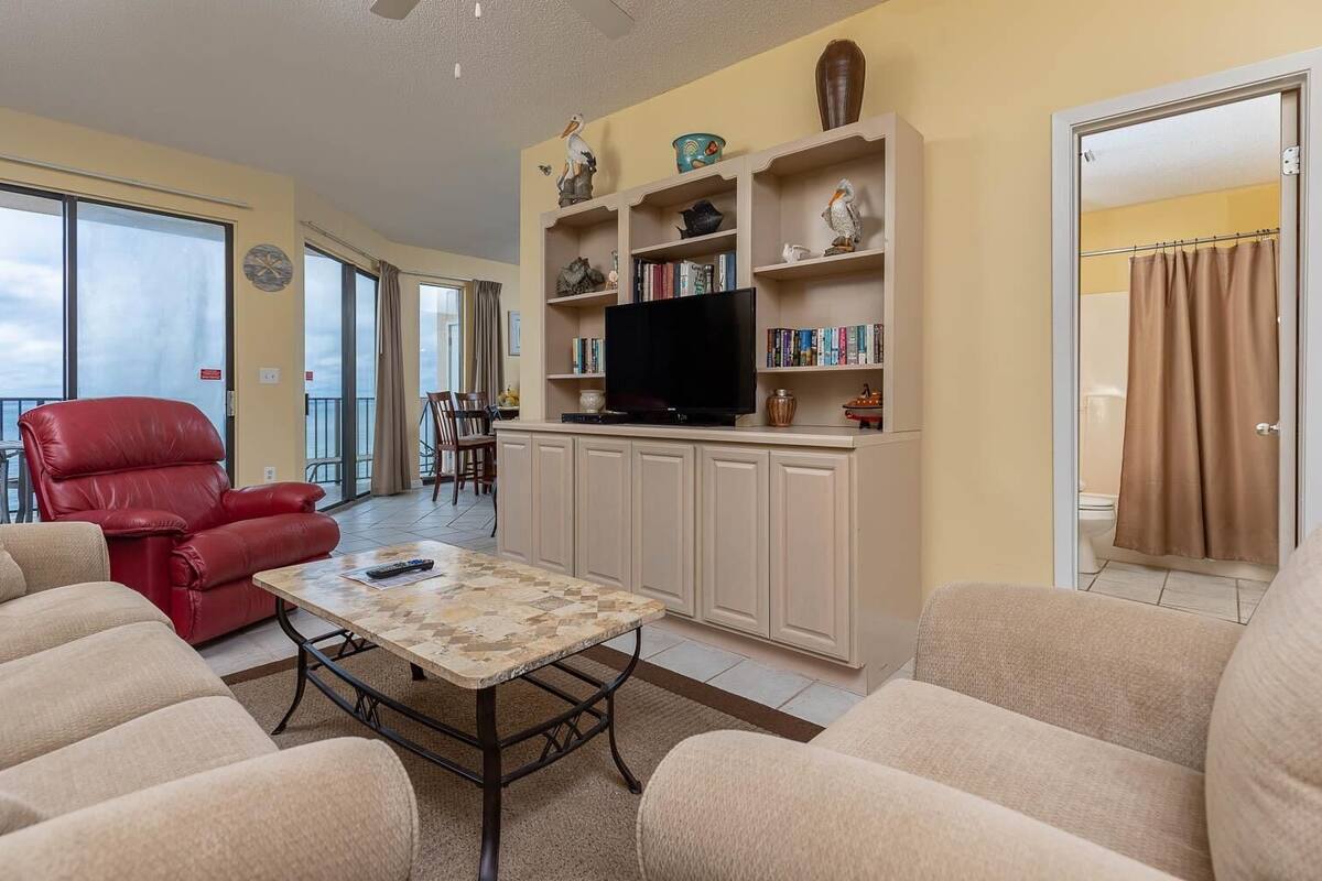 Condo, 1 Bedroom | Living room | 36-inch TV with digital channels