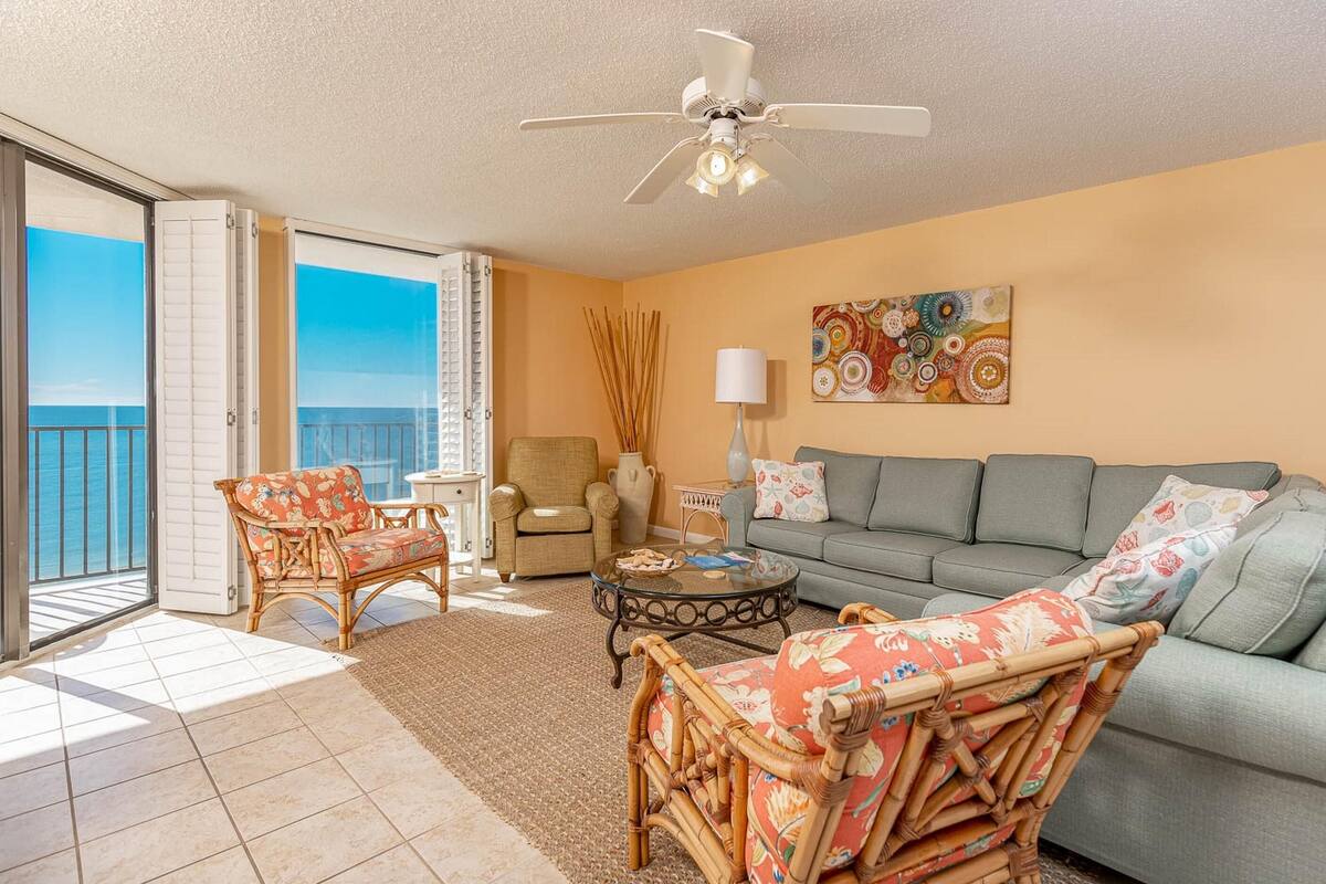 Condo, 3 Bedrooms | Living room | 36-inch TV with digital channels