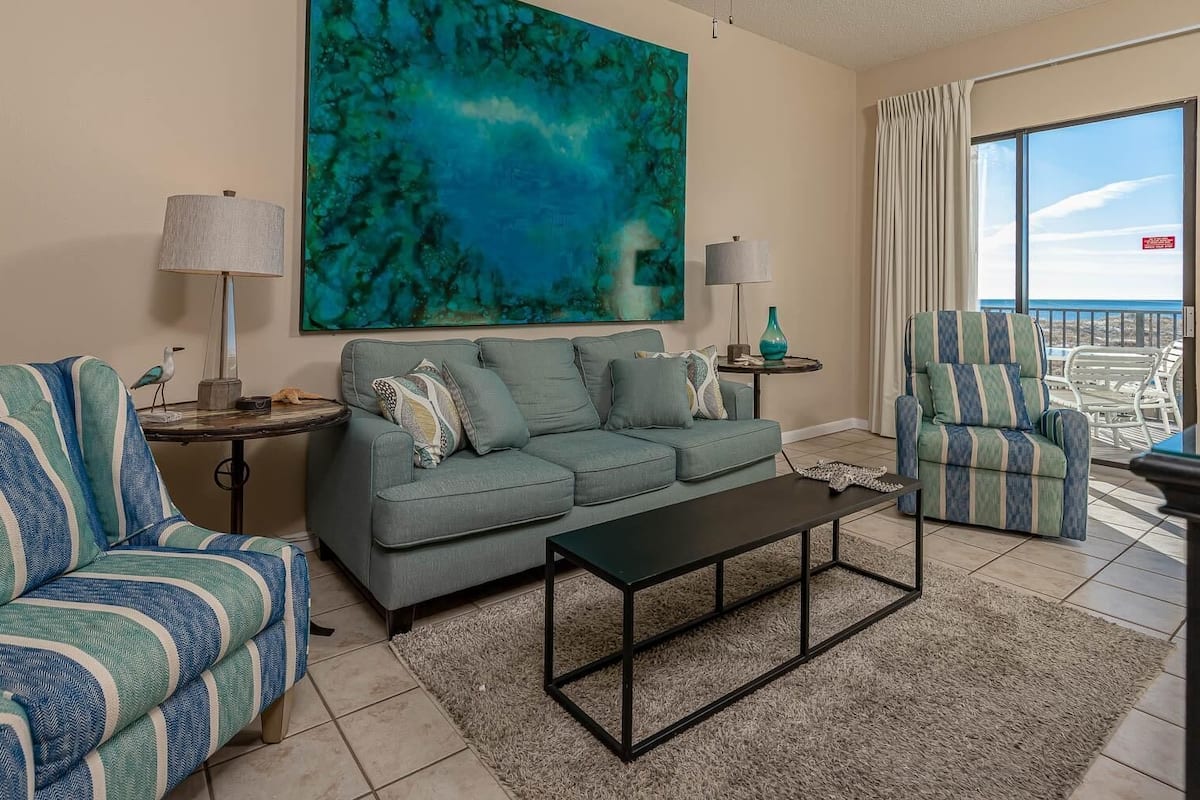 Condo, 1 Bedroom | Ruang tamu | 36 inci televisyen dengan digital
