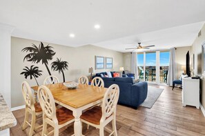 Een smart-tv en boeken