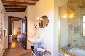 Shower, jetted bath, hair dryer, bidet - Villa Scarperia by MMega (Borgo San Lorenzo)