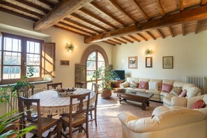 Dining - Villa Scarperia by MMega (Borgo San Lorenzo)